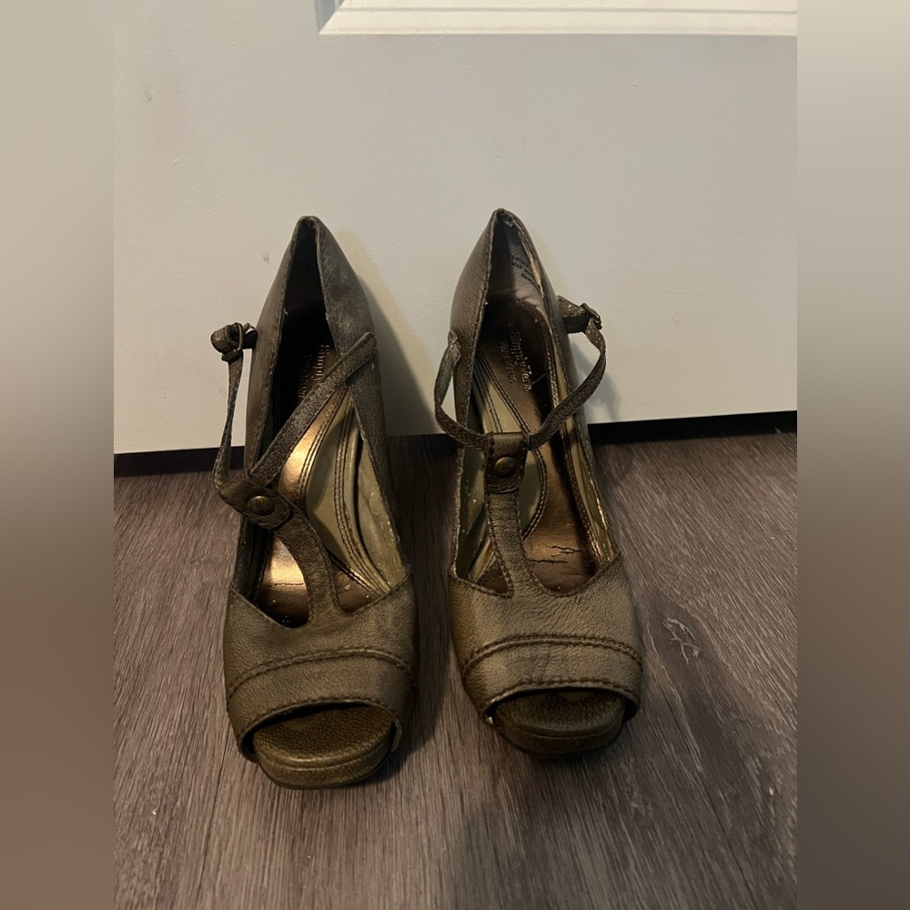 Vera Wang Heels in Taupe
